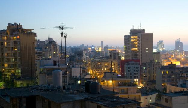 Fák a háztetőkön és a teraszokon Bejrútban
