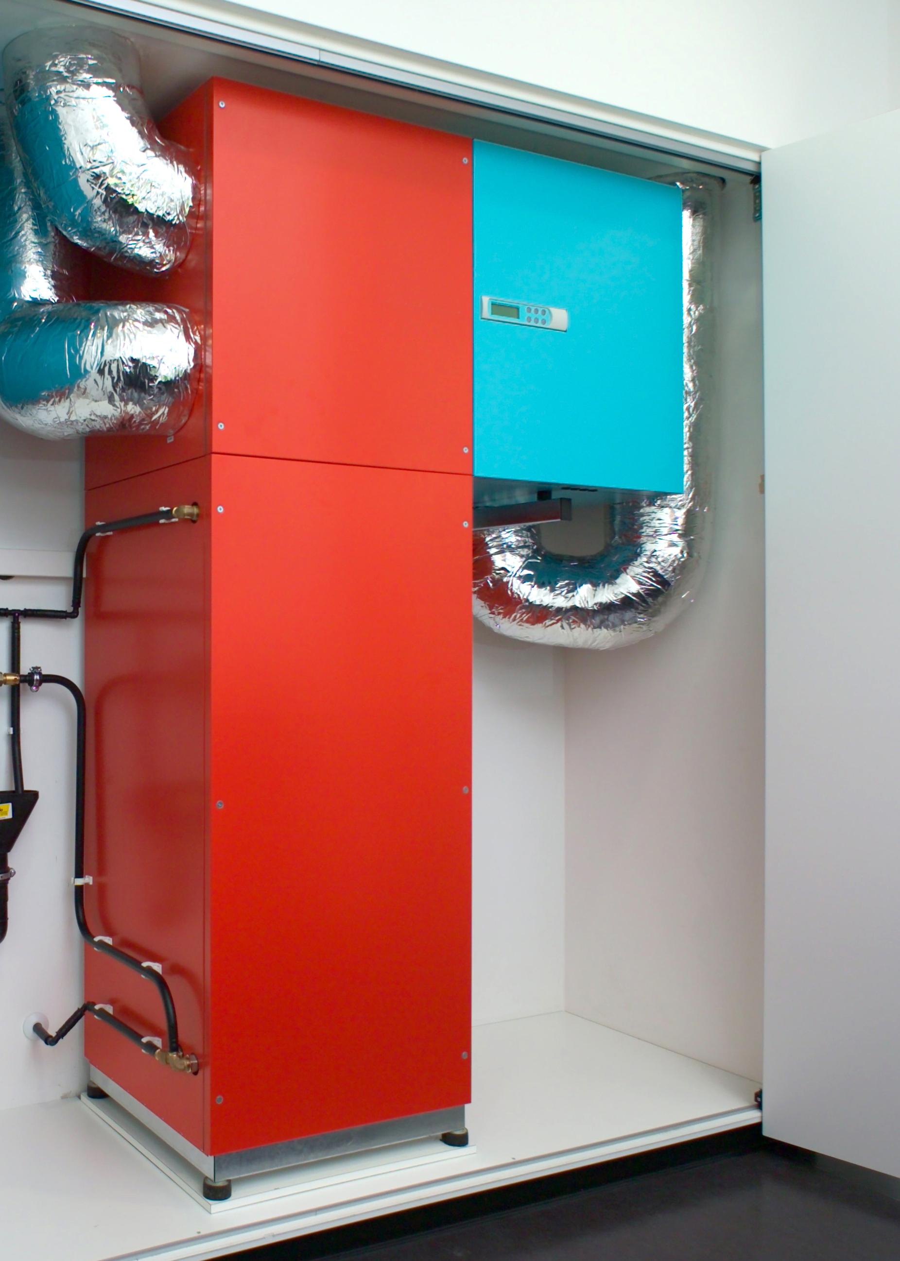 A távozó levegőben lévő hőenergia 90 százalékát átadja a befújt levegőnek (Forrás: www.passzivhaz-akademia.hu) Gépészet a passzívházakban (Forrás: www.passzivhaz-akademia.hu)