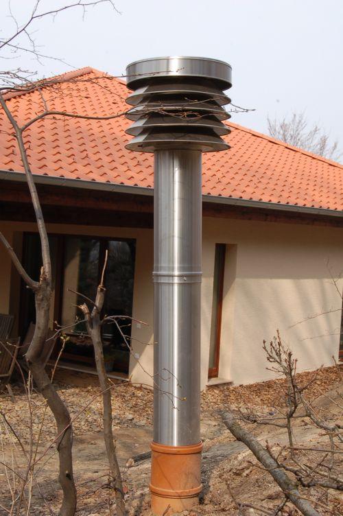 Itt szívja be a levegőt a rendszer, majd a talajban lefektetett csőkígyón keresztül jut a hőcserélőbe (Forrás: feszekrakok.hu) Gépészet a passzívházakban (Forrás: feszekrakok.hu)