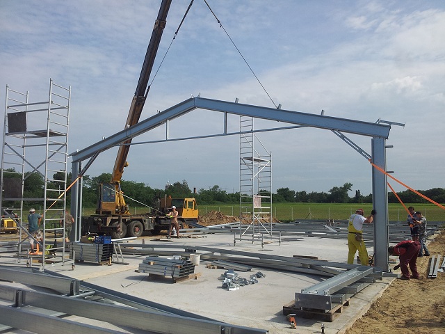 &Eacute;p&uuml;l a Lindab SBS Maxi csarnoka