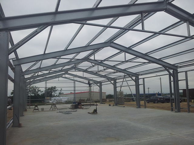 &Eacute;p&uuml;l a Lindab SBS Maxi csarnoka