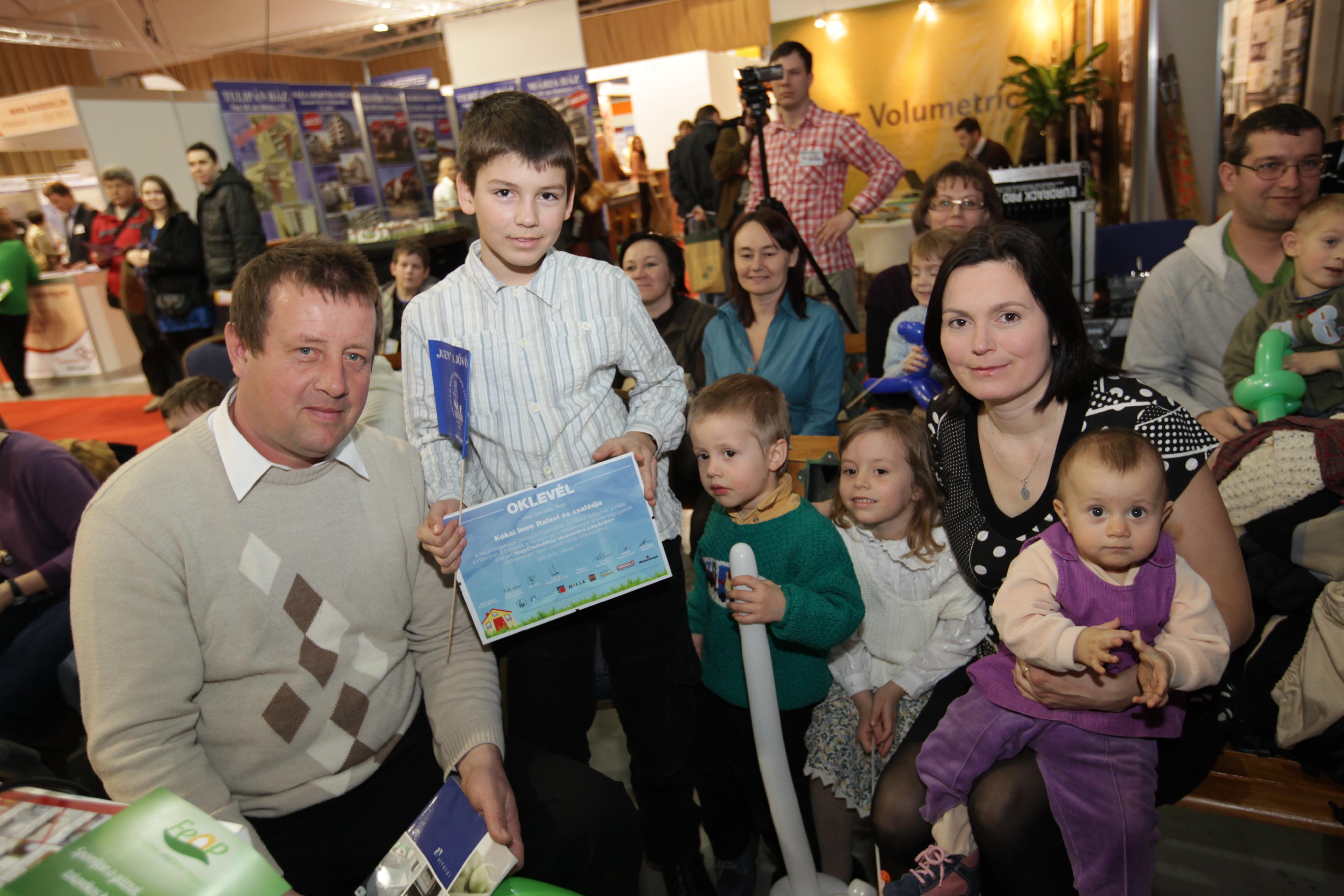 Kókai Imre, felesége, Rita és gyermekeik: Ferkó, Marika, Imi, Anna Budajenőről NagyCsaládiHáz – a nyertes Kókai család