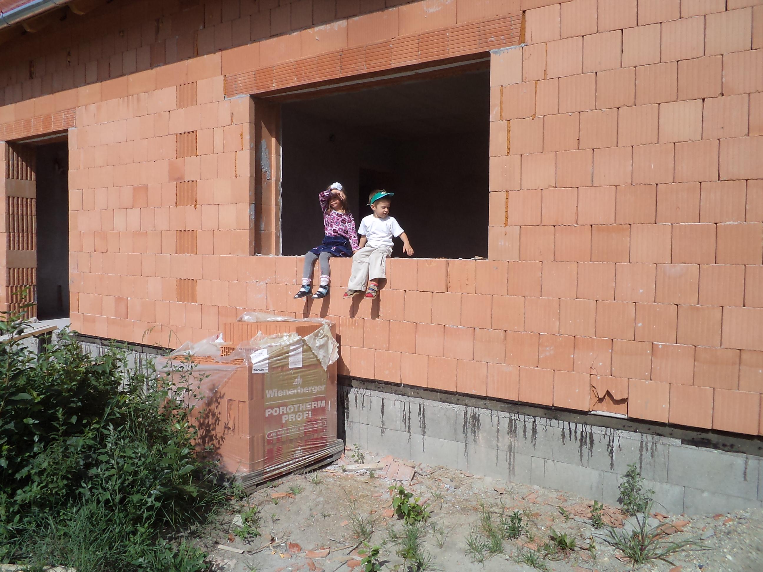 Marika és Imi az ablakban NagyCsaládiHáz – a nyertes Kókai család