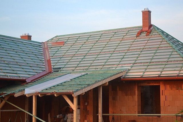 NagyCsal&aacute;di h&aacute;z a cser&eacute;p felrak&aacute;sa előtt