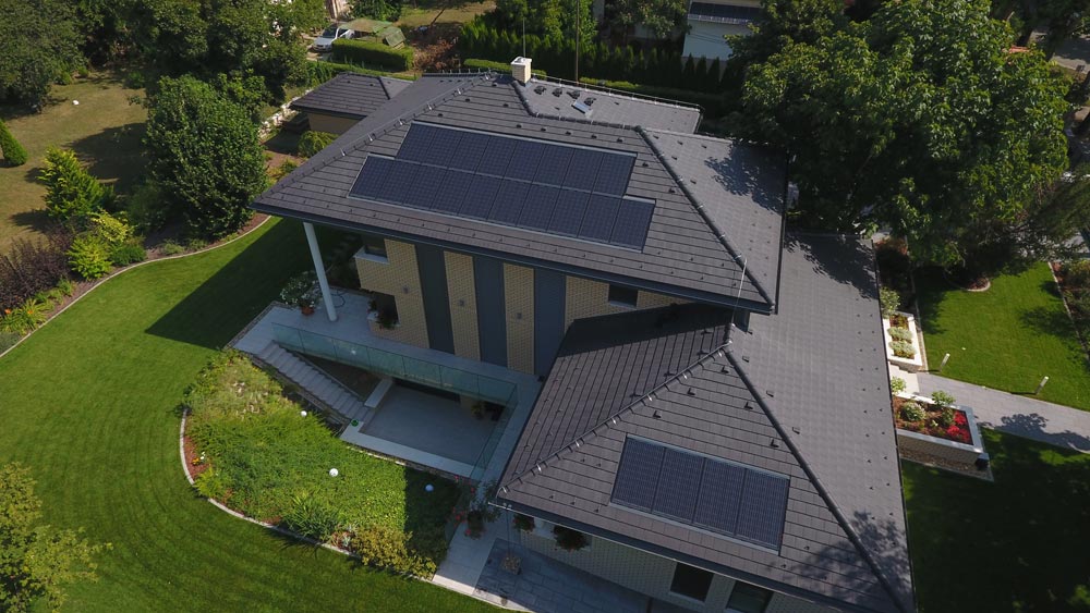 A BMI Bramac napelem rendszere akár egész évben képes biztosítani egy átlagos családi ház villamos energia szükségletét