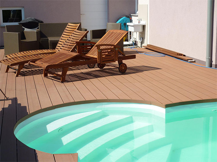 Csal&aacute;di h&aacute;z &uacute;sz&oacute;medenc&eacute;je