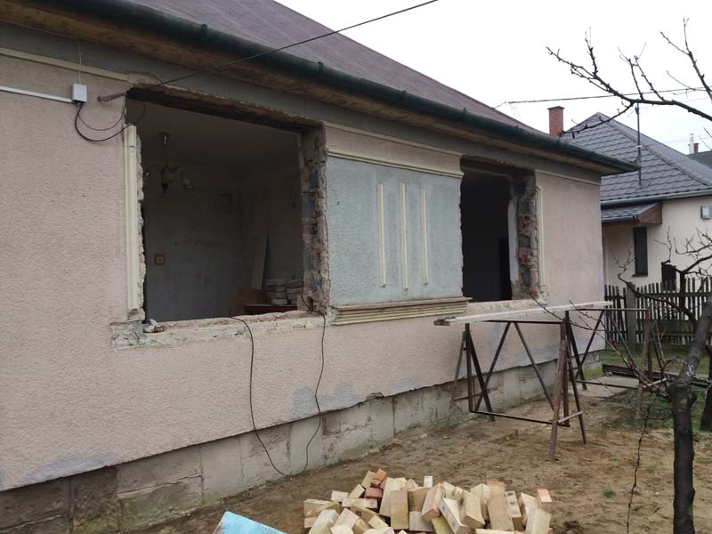 Az ablaknyílásba is házgyári betonáthidalókat építettek – ezeket lehetetlen volt eltávolítani
