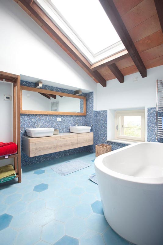 Tetőtéri fürdőszoba modern stílusban
