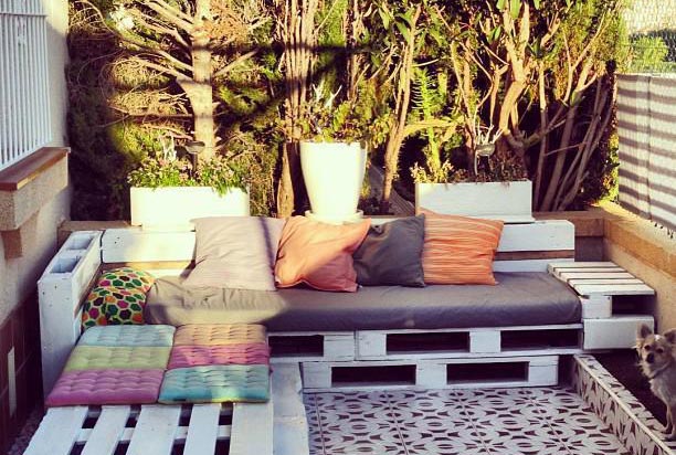 Raklapból épített kanapé