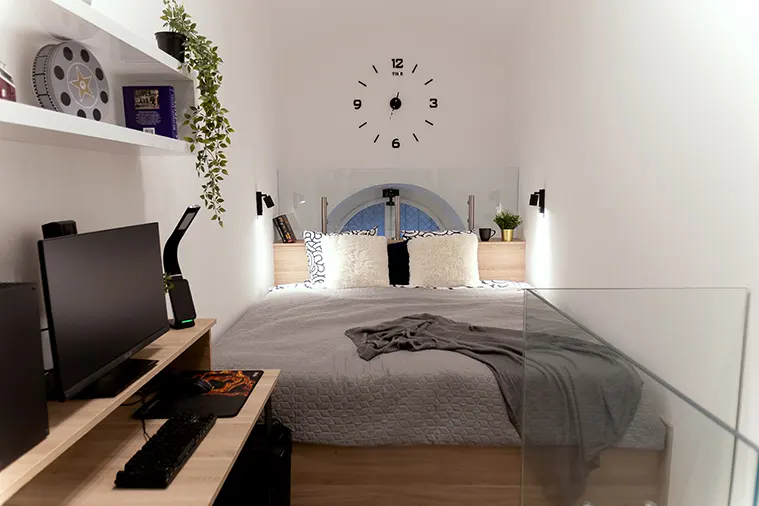 A tulajdonos ragaszkodott a franciaágyhoz, melyből bolti modell szóba sem jöhetett. A tervező erre is egyedülálló megoldást kínált