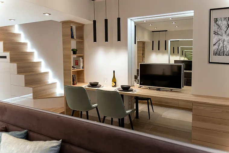 A tükrök optikai játékának köszönhető, hogy az apró tér itt is látványosan tágasabbnak tűnik