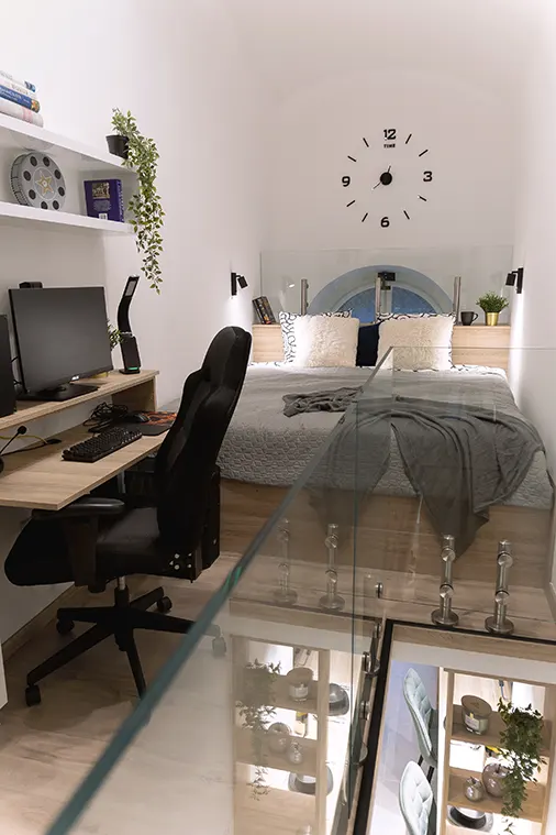 Kényelmes hálórész a galérián, a home office-szal