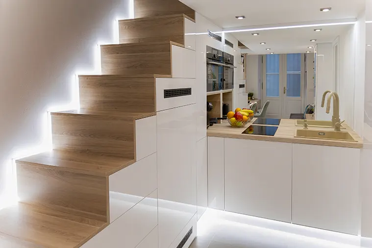 A lépcsőbe rejtett tárolók mellett kapott helyet a 120 cm magas, beépíthető, fagyasztós hűtő