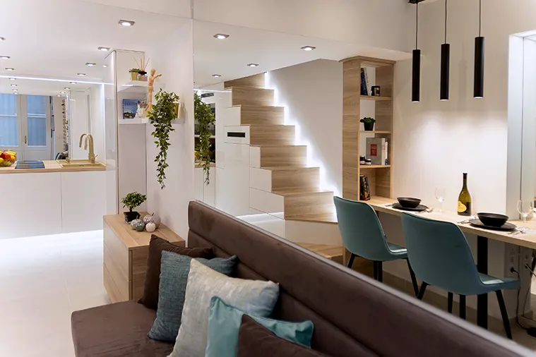 A LED szalagoknak, valamint a fényüket megsokszorozó tükröknek köszönhető, hogy a benapozottnak legkevésbé sem nevezhető lakás fürdik a fényben