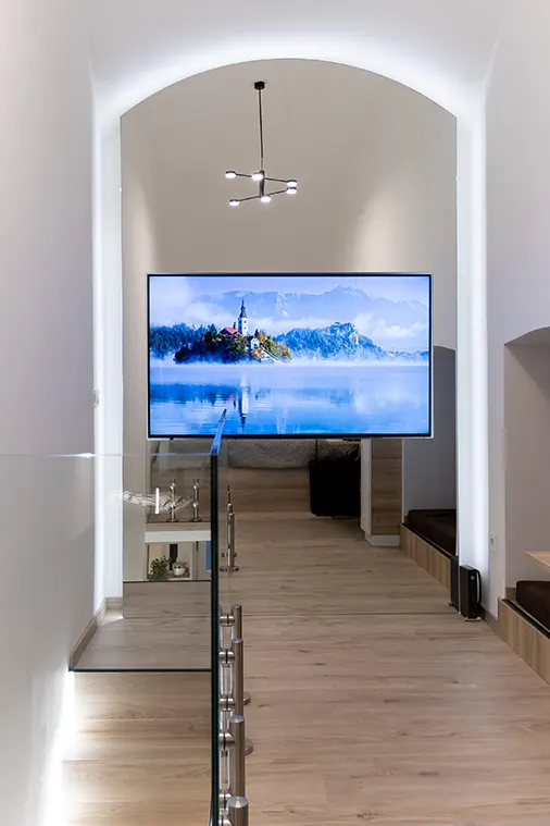 Andrea kedvenc részlete az a hátsó boltíves falra tervezett tükörborítás, ami mögött hangulatvilágítás rejtőzik