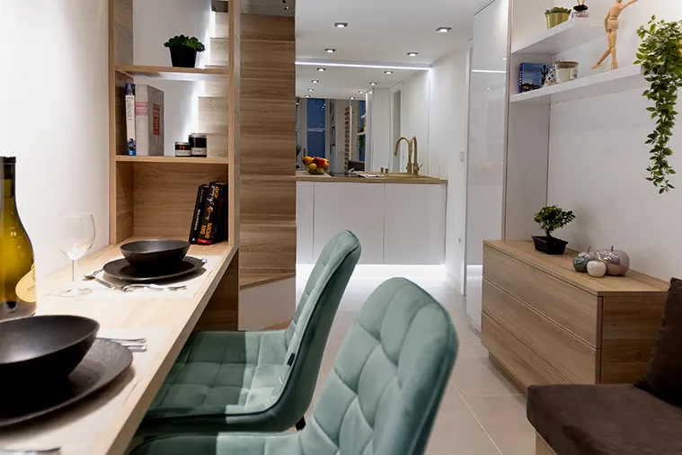 A lakás mérete és a térszerkezet miatt egyetlen, kereskedelemben kapható bútor sem jöhetett szóba. Minden egyedi tervek alapján készült