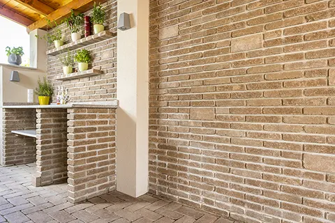 Az antikolt Leier Patio kő falazóelemként és pultként egyaránt tökéletes választás