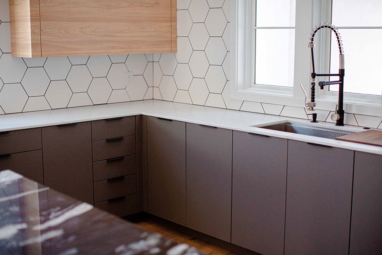 Gy&ouml;ny&ouml;rű b&uacute;torfel&uuml;letek f&eacute;nyes &eacute;s matt kivitelben