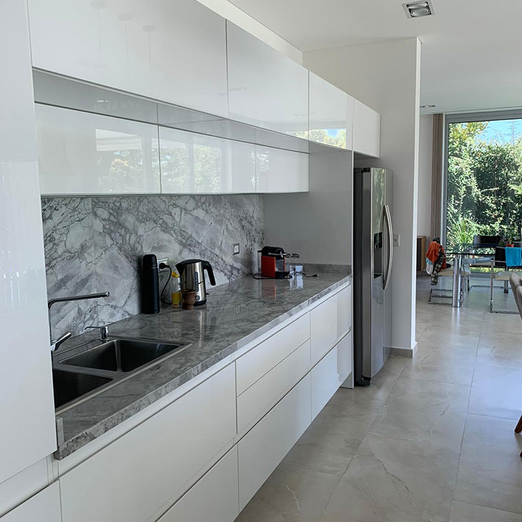 Gy&ouml;ny&ouml;rű b&uacute;torfel&uuml;letek f&eacute;nyes &eacute;s matt kivitelben