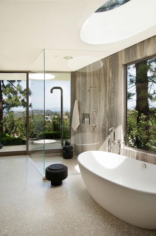 Csupa ablak fürdőszoba modern stílusban