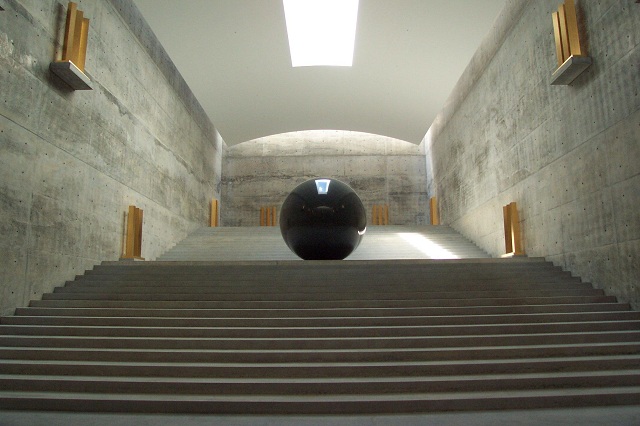 Tadao Ando japán kortárs építész: Chichu múzeum, amely földalatti kiállításoknak ad helyet, a természetes fényeket kihasználva.