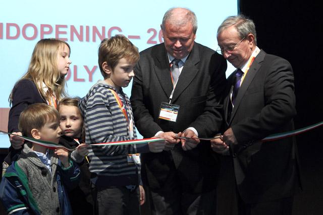 Hárs József, Bóly polgármestere és dr. Mészáros Vilmos, a Mediterrán tulajdonosa a családi vállalkozás negyedik nemzedéke segítségével átvágja a szalagot A Mediterrán betoncserépgyárat avatott