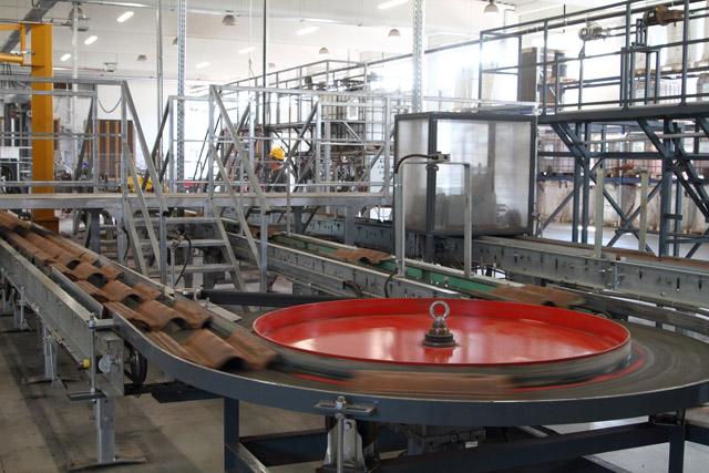 Emberi kéz érintése nélkül készül a Mediterrán betoncserép A Mediterrán betoncserépgyárat avatott