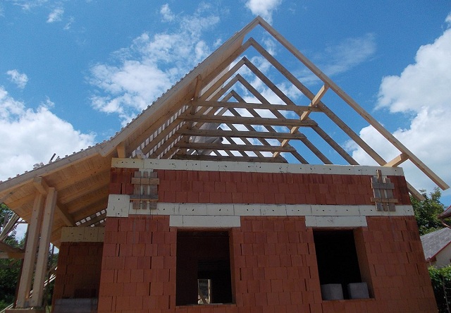 Tetőszerkezet f&oacute;li&aacute;val