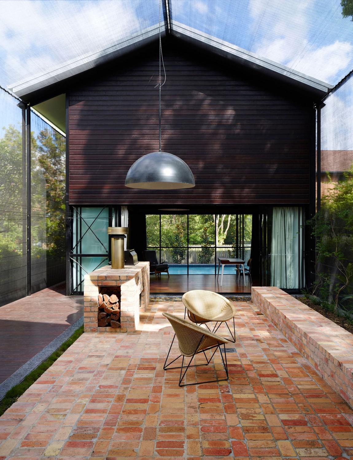 Házfalhoz támaszkodó kerti grill