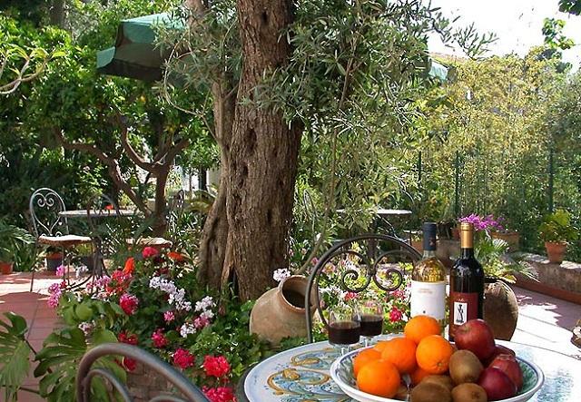 Kerti bútor a mediterrán kertben