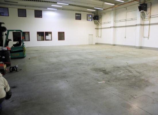 A felújításra váró betont először alaposan meg kell tisztítani Combimix önterülő beton padló