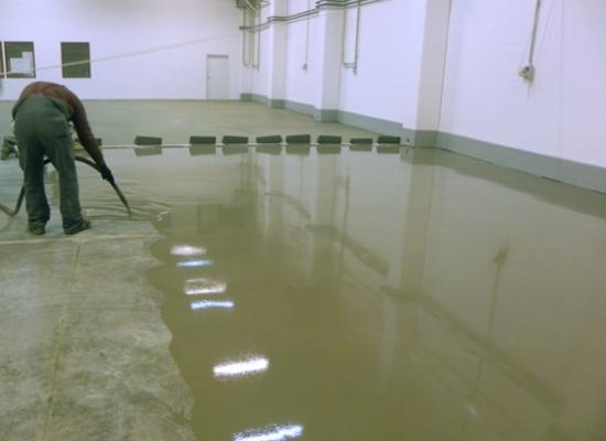 A bekeverés után már lehet is önteni Combimix önterülő beton padló