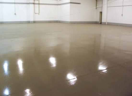 Három óra múltán lépésálló, 24 óra elteltével már terhelhető Combimix önterülő beton padló