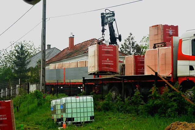 Megérkeztek a téglák a Wienerbergertől