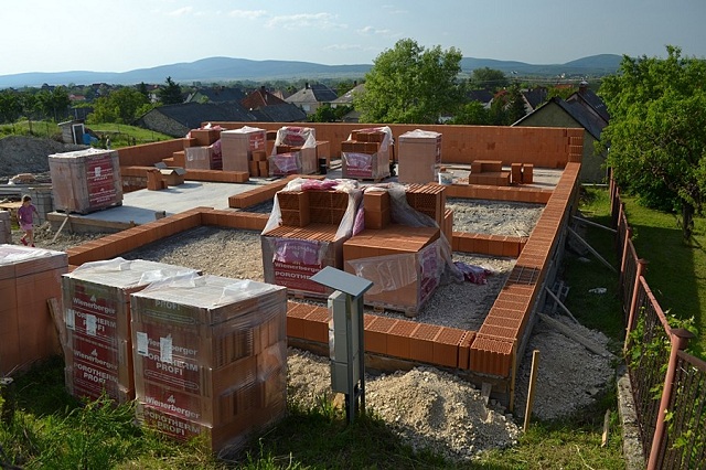 Folytatódik a falazás