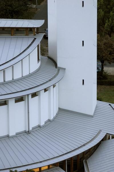 Lépcsőzetes, szinteltolásos egyedi korcolású síklemezes templomtető Debrecenben