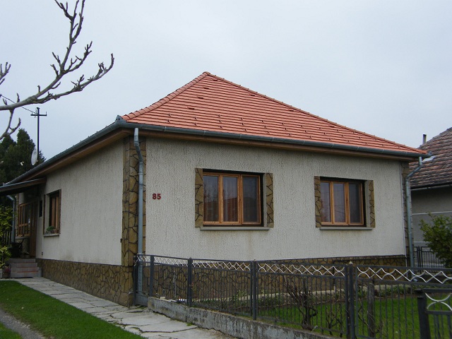 Fel&uacute;j&iacute;tott tető Creaton tetőcser&eacute;ppel