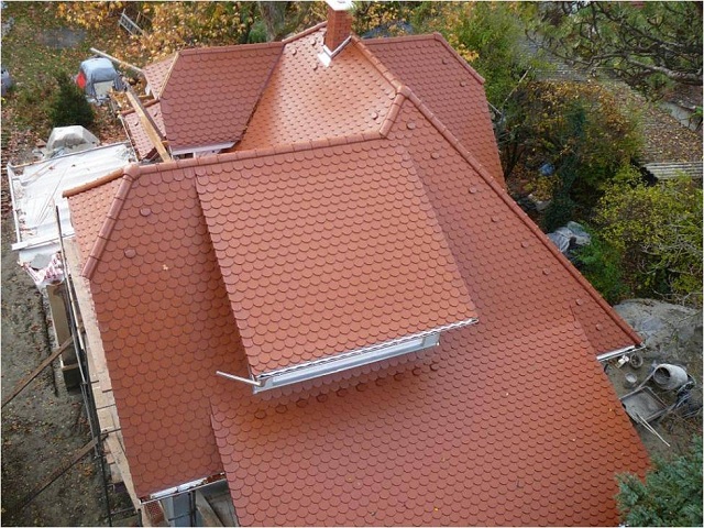 Fel&uacute;j&iacute;tott tető Creaton tetőcser&eacute;ppel