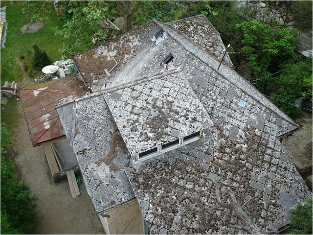 Azbesztes palatető fel&uacute;j&iacute;t&aacute;s előtt