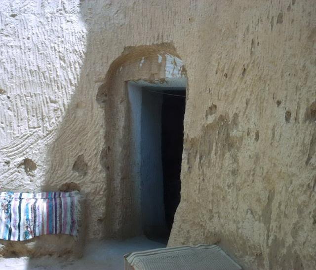 Átriumos ősi földházak a tunéziai Matmatában