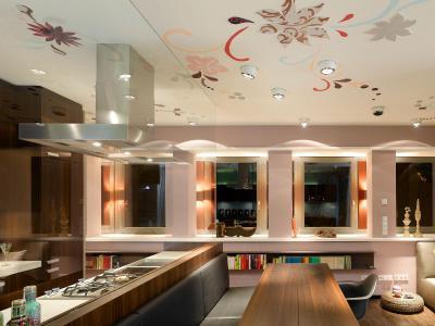 Üvegfal a nappali és a konyha között - konyha / étkező ötlet, modern stílusban