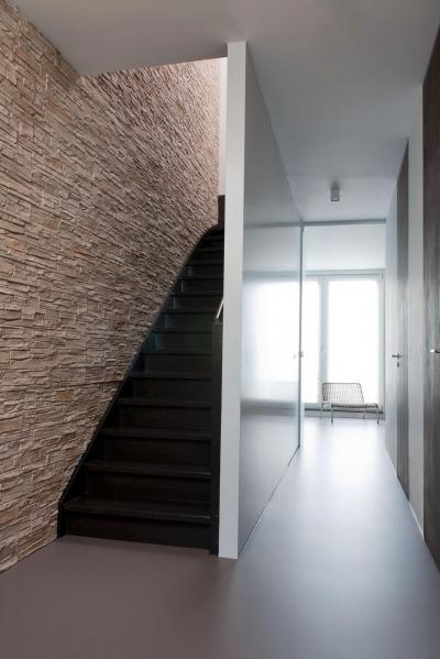 Lépcső az elsőszobából - előszoba ötlet, modern stílusban