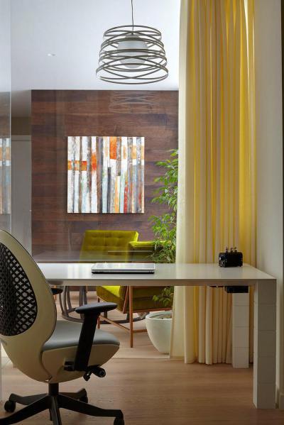 Üvegasztallal elszeparált dolgozószoba - dolgozószoba ötlet, modern stílusban