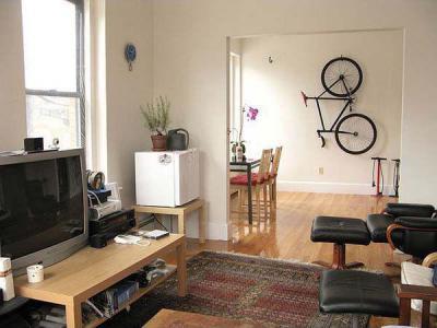 Kerékpáros otthon - nappali ötlet, modern stílusban