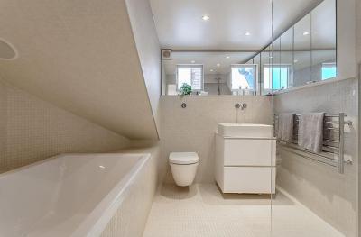 Tetőtéri fürdőszoba - fürdő / WC ötlet, modern stílusban