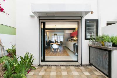Kijárat a teraszra - erkély / terasz ötlet, modern stílusban