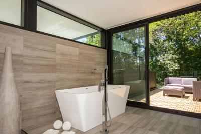 Teraszra nyíló fürdőszoba - fürdő / WC ötlet, modern stílusban