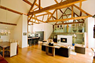 Egybenyíló tér - nappali ötlet, modern stílusban