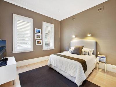 Barna falak - háló ötlet, modern stílusban