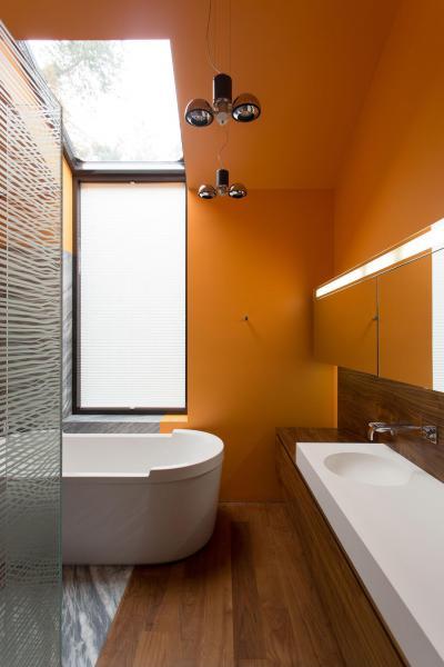 Ablakos fürdőszoba - fürdő / WC ötlet, modern stílusban